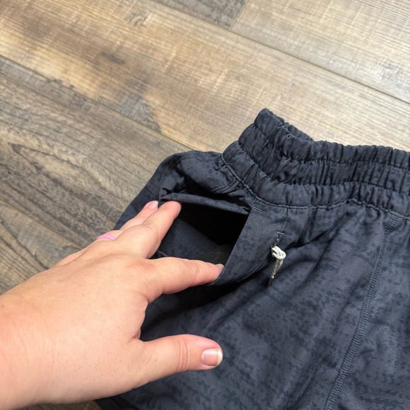 Vuori Women's Dash Shorts 2.0 Women's Size Small - Picture 4 of 9